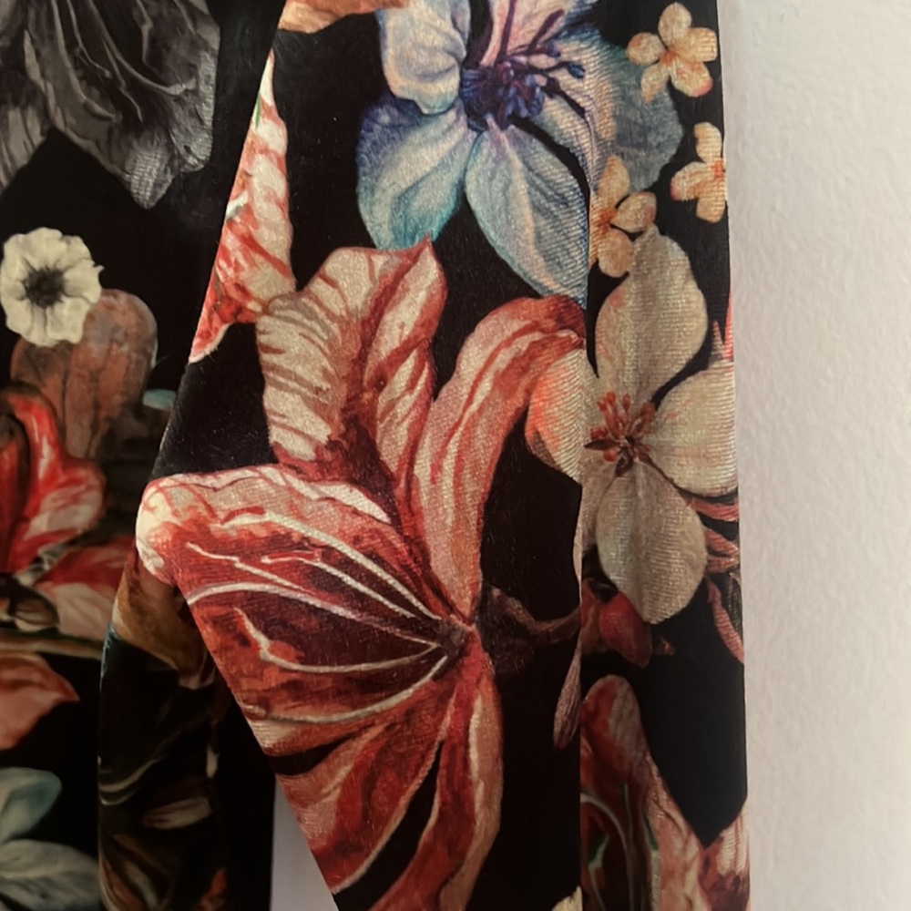 Gorgeous Floral Top - Picture 6 of 7